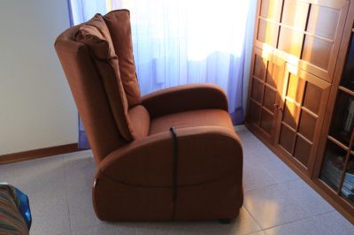 Poltrona con movimento comfort con motore elettrico
