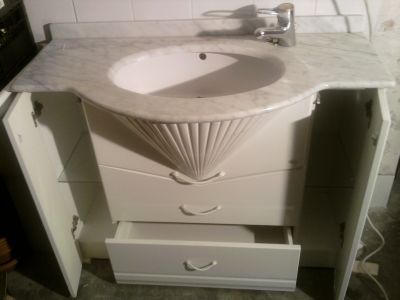 Mobile laccato bianco con marmo per bagna