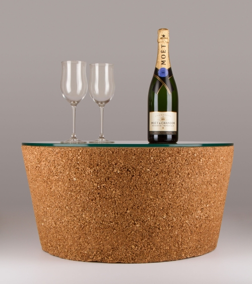 Tavolino in sughero riciclato con copertura in vetro. 