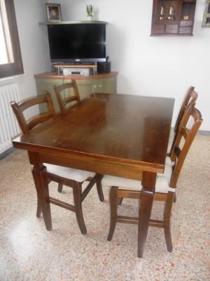 Tavolo con 6 sedie impagliate, noce massello