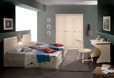 Armadio rustico in legno massello a tre ante