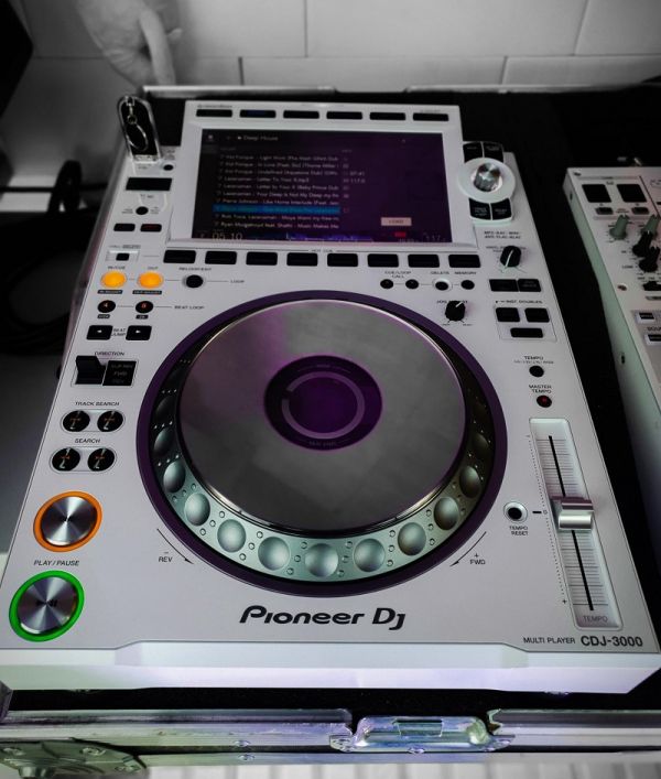 Pioneer CDJ-3000 Professional DJ Multi Player =1400EUR , Pioneer CDJ-2000NXS2 Multi Player =1000EUR 