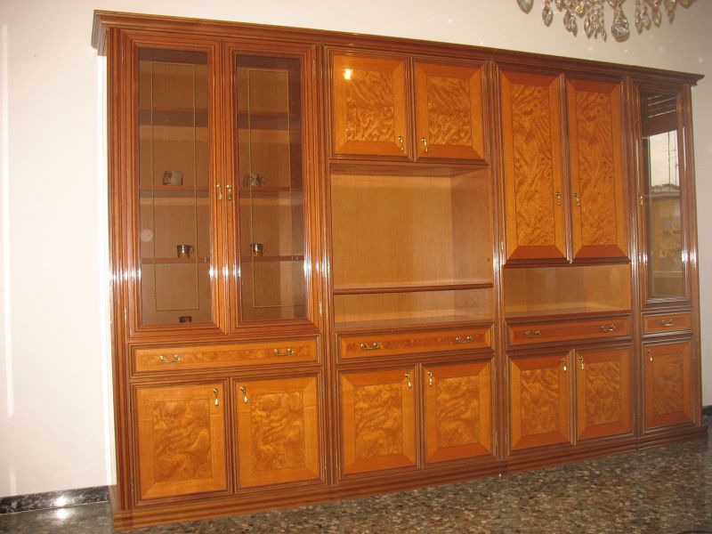 Ampio mobile da soggiorno con vetrina e cassetti