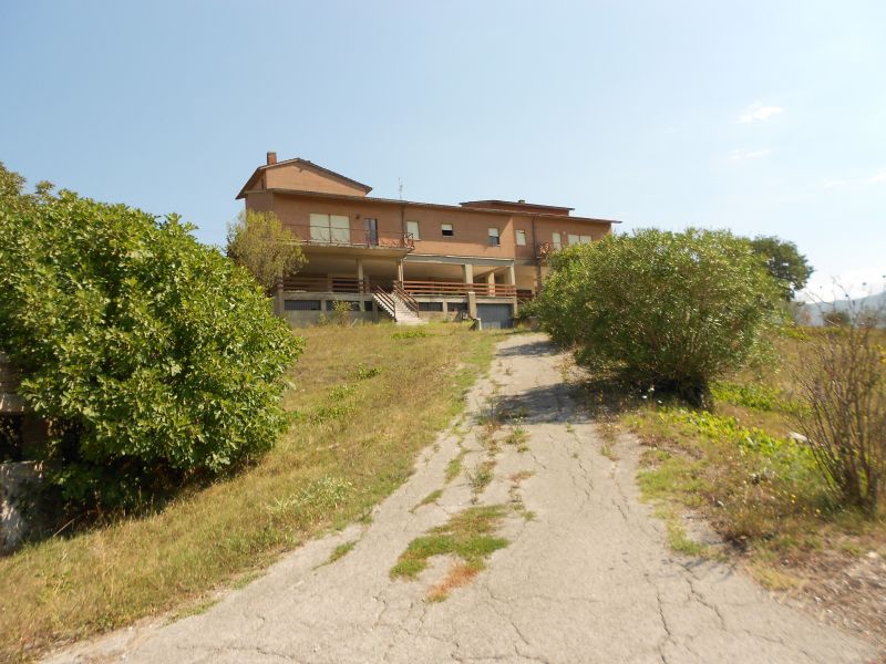 Vendesi villa bifamiliare