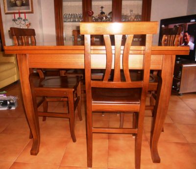 Tavolo raddoppiabile con 4 sedie in noce massello