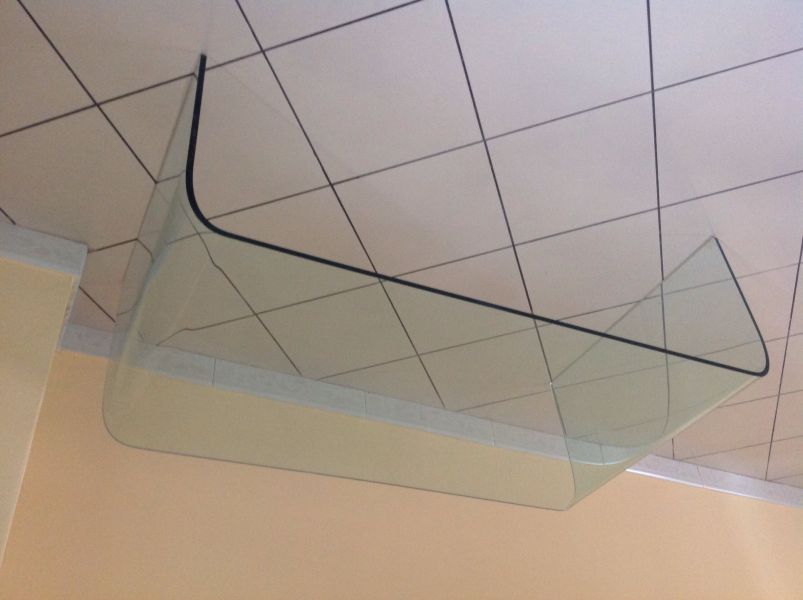 Tavolino da salotto in cristallo sagomato