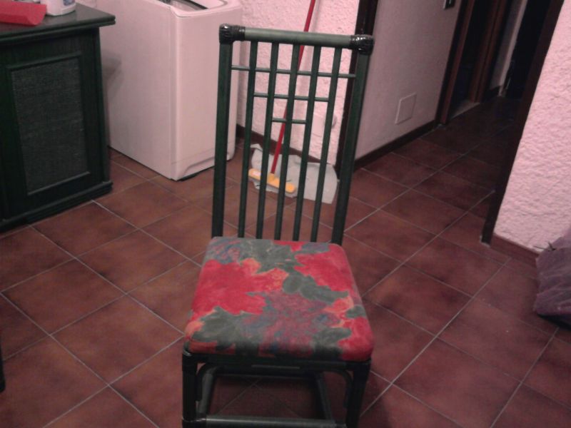 Mobile sala con tavolo e sedie