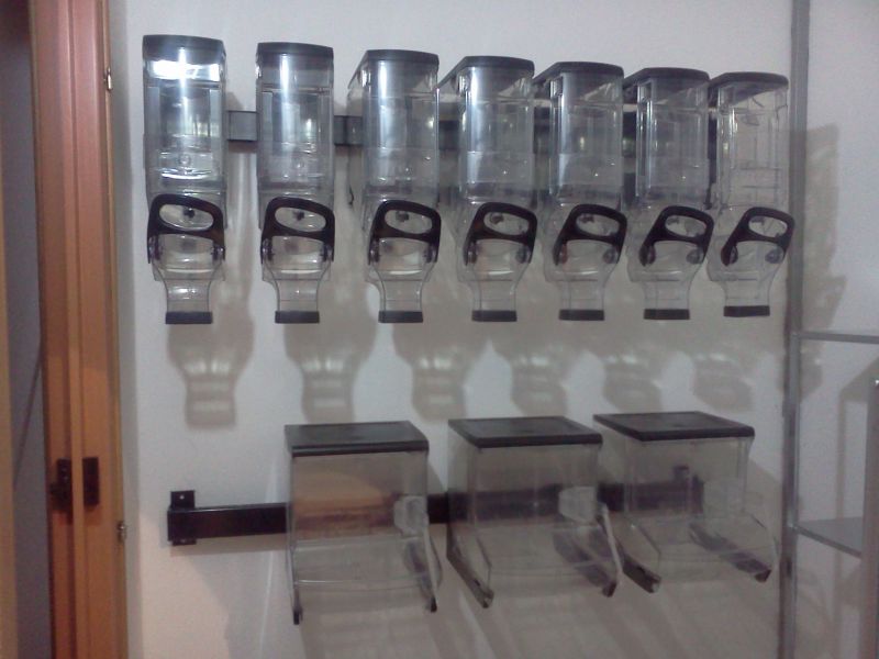 Dispenser a parete per alimenti