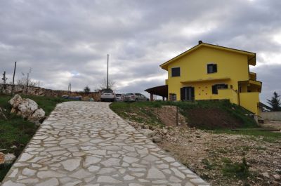 VILLA IN VENDITA ( PORZIONE DI BIFAMILIARE)