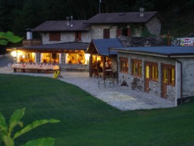 Agriturismo  con lago e ruscello  tra le colline parmensi