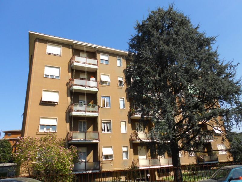 Villasanta (MB): 2 Locali pi� servizi. Cantina e poss.t� Box