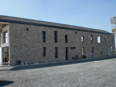 VILLA INDIPENDENTE IN SASSI CON LAGO,PISCINA,MANEGGIO