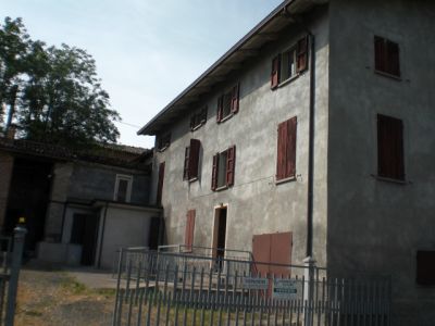 RUSTICO CON STALLA ANTICA E  TERRENO DI 5 ETTARI  A FORNOVO