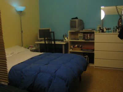 POSTO LETTO IN AMPIA DOPPIA CON 2 LETTI GRANDI. METRO LINEA A FERMATA COLLI ALBANI SOTTO CASA.