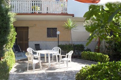 AFFITTO APPARTAMENTO INDIPENDENTE IN VILLA.A 100 Mt DAL MARE SU 1000 Mt.DI   VERDE.