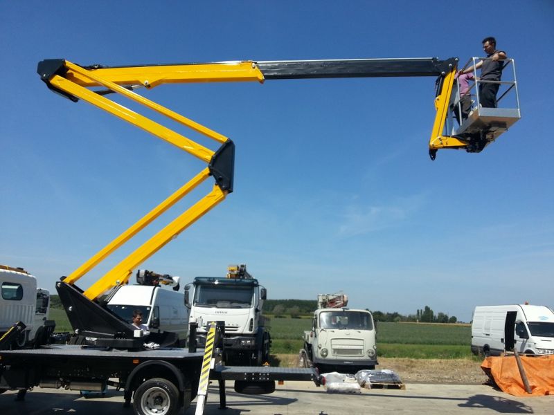 Piattaforma aerea 22 metri con jib