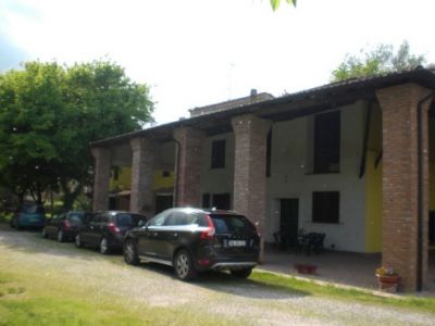 CASCINA EMILIANA RISTRUTTURATA CON PARCO E PISCINA