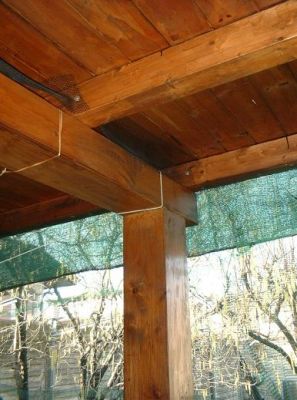 Tettoia per auto in legno con copertura in legno