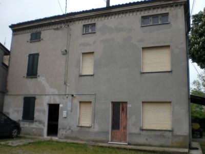 RUSTICO INDIPENDENTE CON FIENILE  E BARCHESSA E GIARDINO