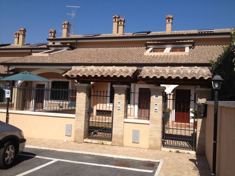 Villino a schiera, Mentana, via Caracciolo