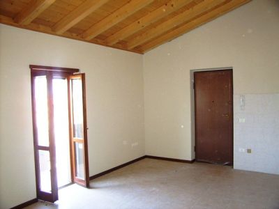 In zona dotata di tutti i servizi bel trilocale con grande terrazza