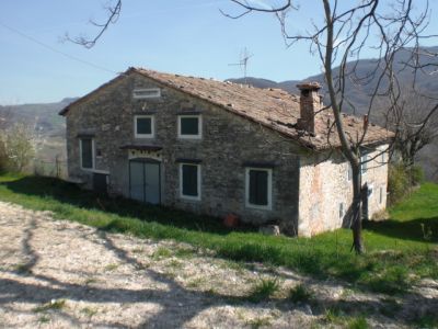 RUSTICO INDIPENDENTE IN SASSI  DA RISTRUTTURARE A TERENZO