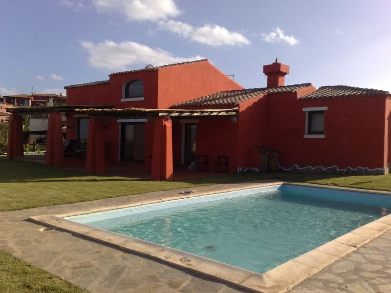 Villa singola vista mare con piscina e giardino esclusivi in Sardegna