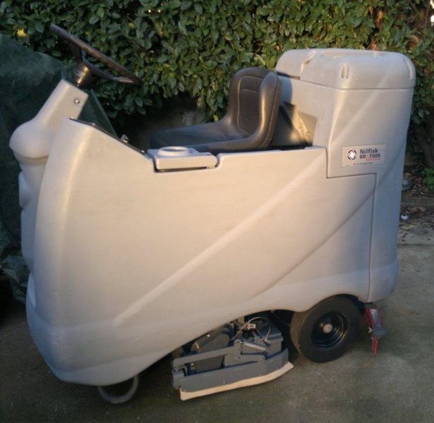 Lavapavimenti industriale Nilfisk uomo a bordo