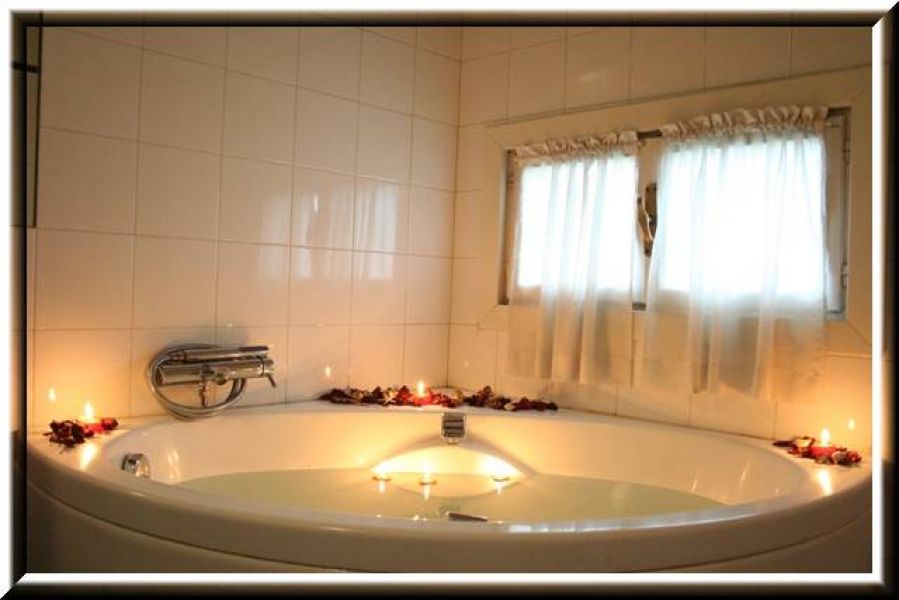 Apt con vasca idromassaggio incluso: spese, internet, posto auto