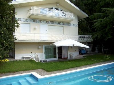 Prestigiosa villa singola con piscina e vista lago