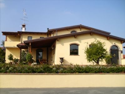 VILLA INDIPENDENTE CON GIARDINO  A FELINO