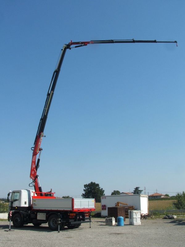 Autocarro Iveco Eurocargo 180E28 con gru per autocarro Fassi F235A.2.24 nuova 