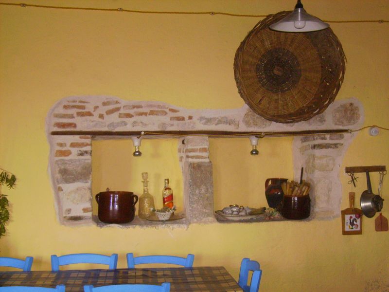 AFFITTASI    O   VENDESI   PALAZZETTO  DEL 1200