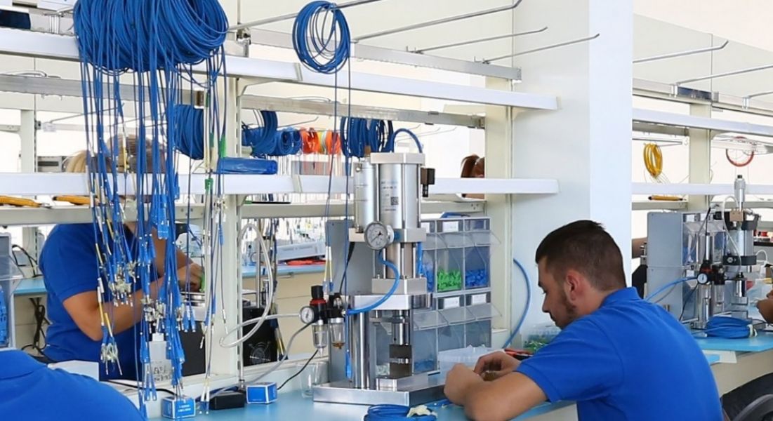 Operaio addetto all'assemblaggio fibre ottiche