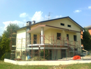 VILLA DIVISA IN DUE AD ALZATE BRIANZA