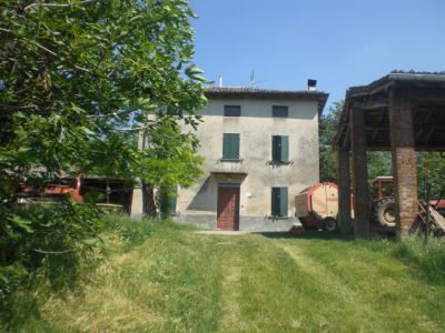 Rustico indipendente con terreno di 2 ettari a Tabiano