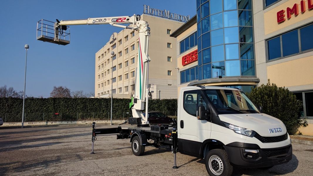 Piattaforma aerea DT22  metri con sbarco in quota