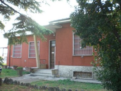 VILLA INDIPENDENTEA  CON GIARDINO VIC.ZE  SALSOMAGGIORE TERME