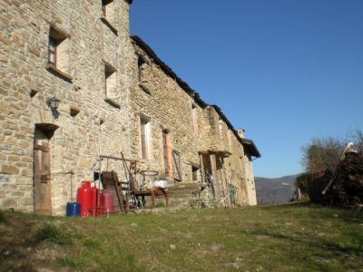 Rustico in sassi indipendente del 1500 con terreno in collina 