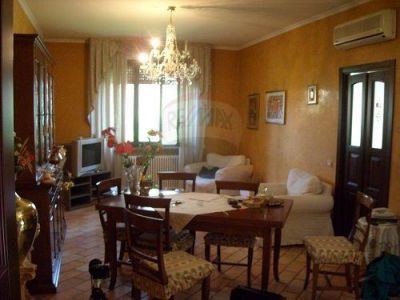 VILLA A SCHIEARA DI TESTA CON GIARDINO A PARMA