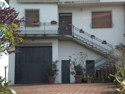 VILLA BIFAMILIARE DI TESTA CON TERRENO A PELLEGRINO PARMENSE