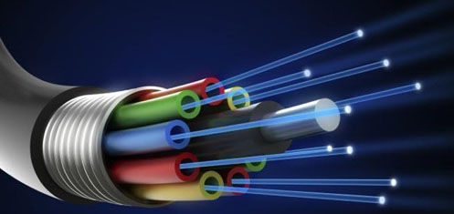 Ingegnere per laboratorio fibra ottica