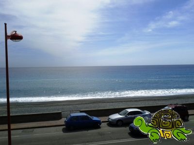 Appartamento fronte mare in piccolo condominio