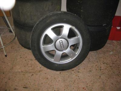 Cerchi in lega 15 pollici Audi completi di gomme perfetti!