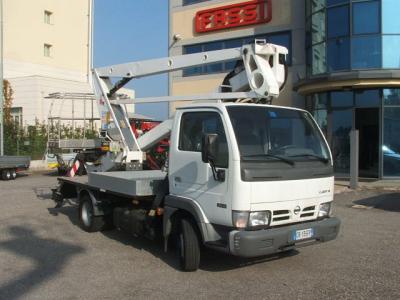 Autocarro Nissan Cabstar con piattaforma aerea  OIL & STEEL SNAKE 189 CITY 