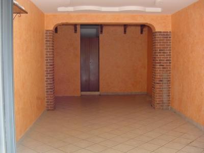 Napoli Colli Aminei locale commerciale affittasi.