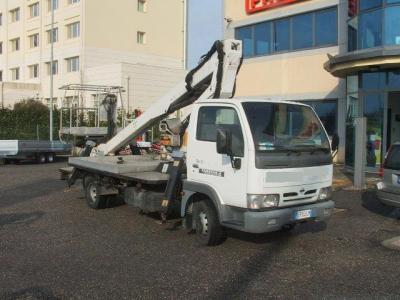 Autocarro Nissan Cabstar con piattaforma aerea  OIL & STEEL SKORPION 181 