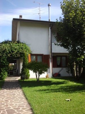 Merone : Villa di testa DI 140 MQ