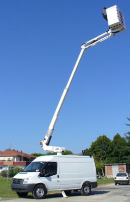 Piattaforma aerea su furgone 35 q.li