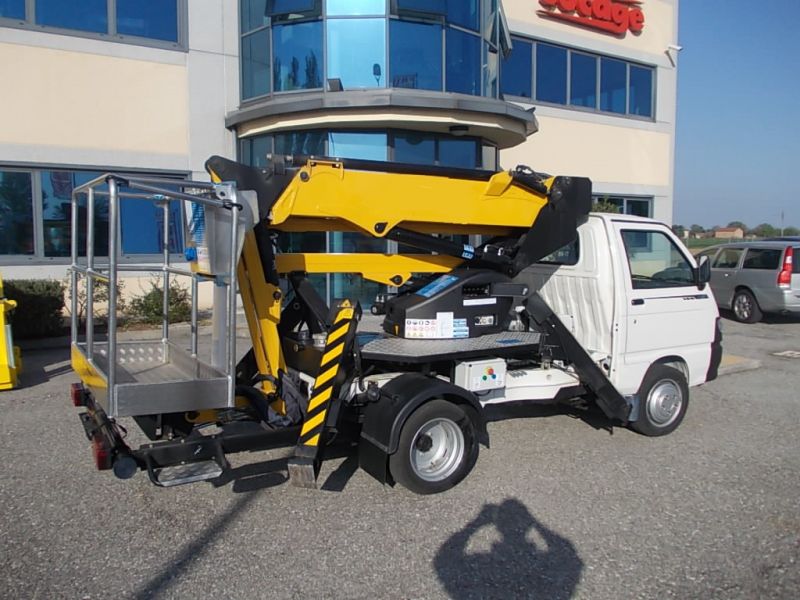 Piattaforma aerea da 14 metri su Piaggio Porter